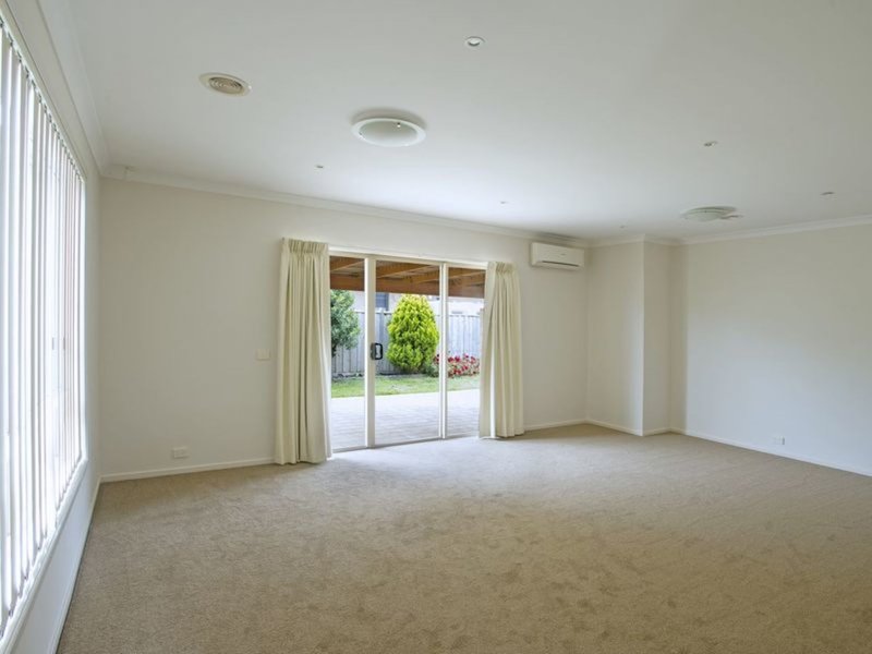 Photo - 12 North Shore Drive, Sanctuary Lakes VIC 3030 - Image 2