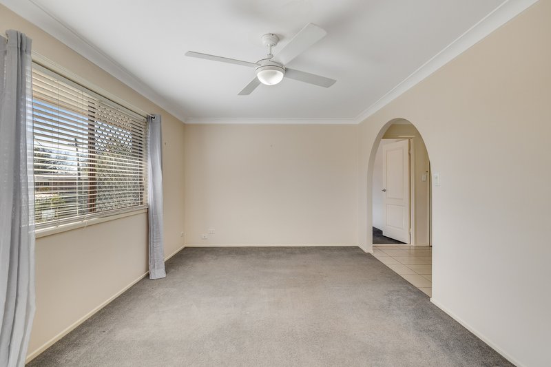 Photo - 12 Nugent Crescent, Wilsonton QLD 4350 - Image 7
