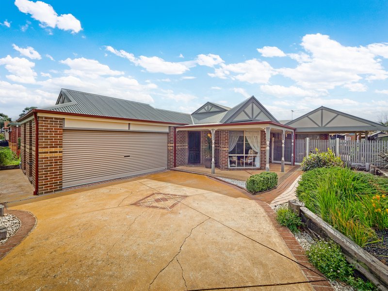 12 Oak Post Place, Cranbourne East VIC 3977