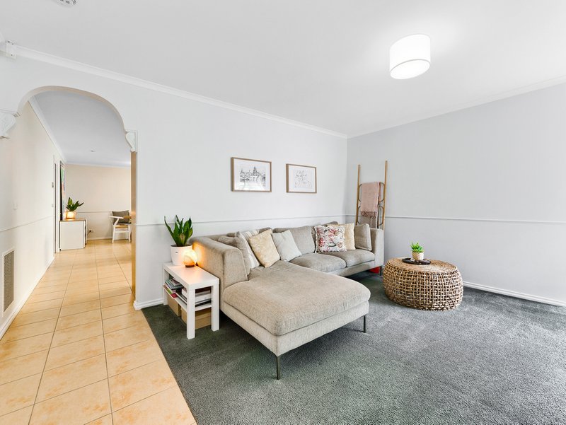 Photo - 12 Oak Post Place, Cranbourne East VIC 3977 - Image 3