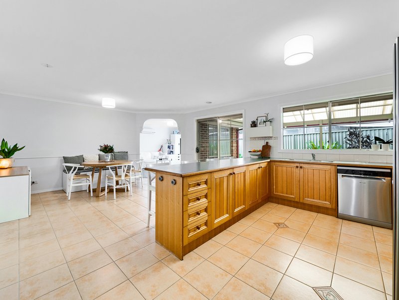 Photo - 12 Oak Post Place, Cranbourne East VIC 3977 - Image 8