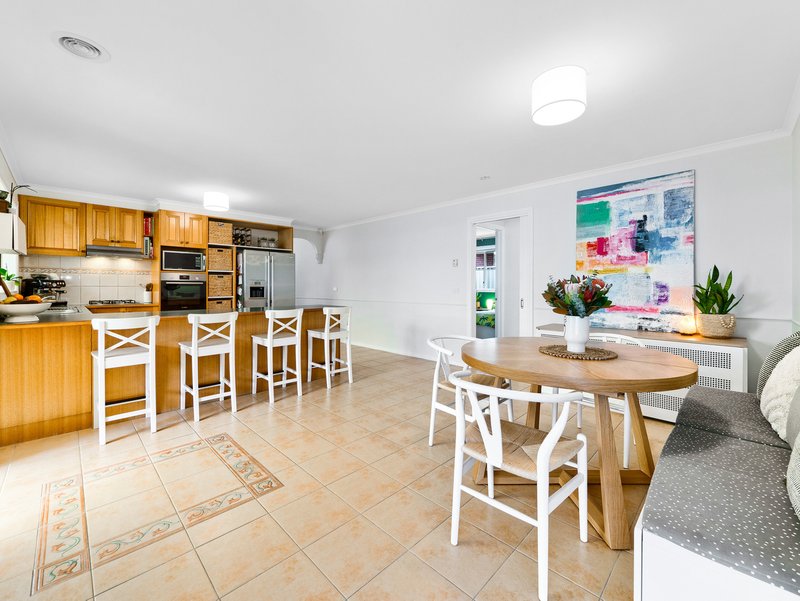 Photo - 12 Oak Post Place, Cranbourne East VIC 3977 - Image 11