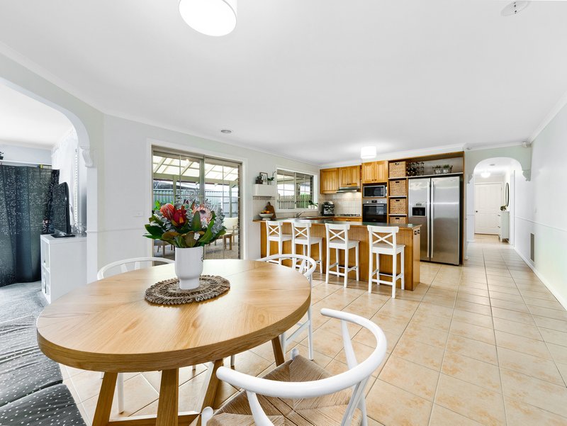 Photo - 12 Oak Post Place, Cranbourne East VIC 3977 - Image 12