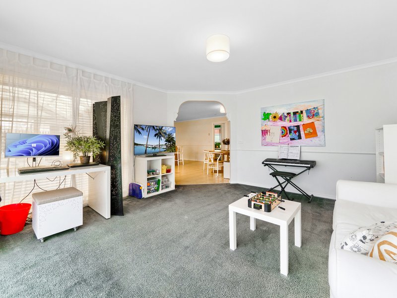 Photo - 12 Oak Post Place, Cranbourne East VIC 3977 - Image 15