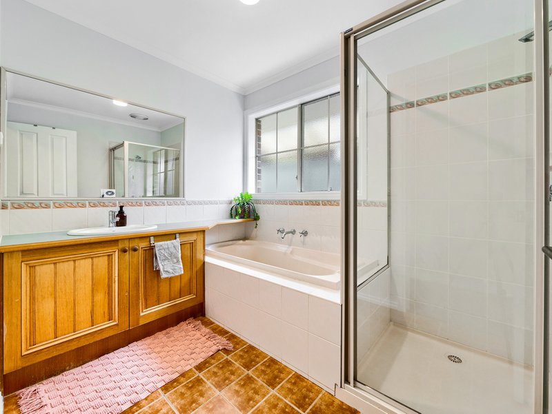 Photo - 12 Oak Post Place, Cranbourne East VIC 3977 - Image 18