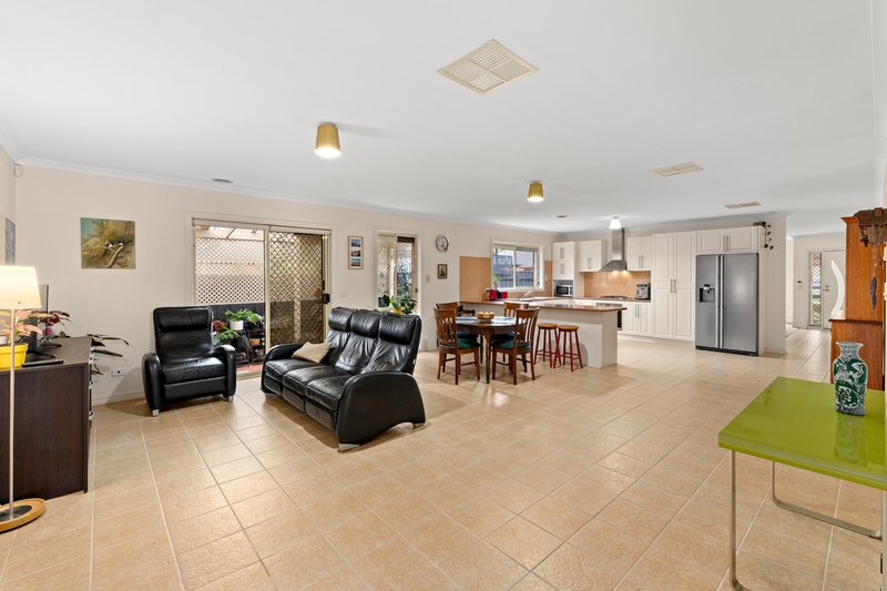 Photo - 12 Paringa Avenue, South Morang VIC 3752 - Image 7