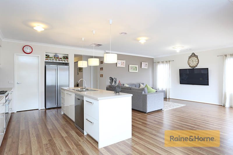 Photo - 12 Parkleigh Drive, Kurunjang VIC 3337 - Image 7