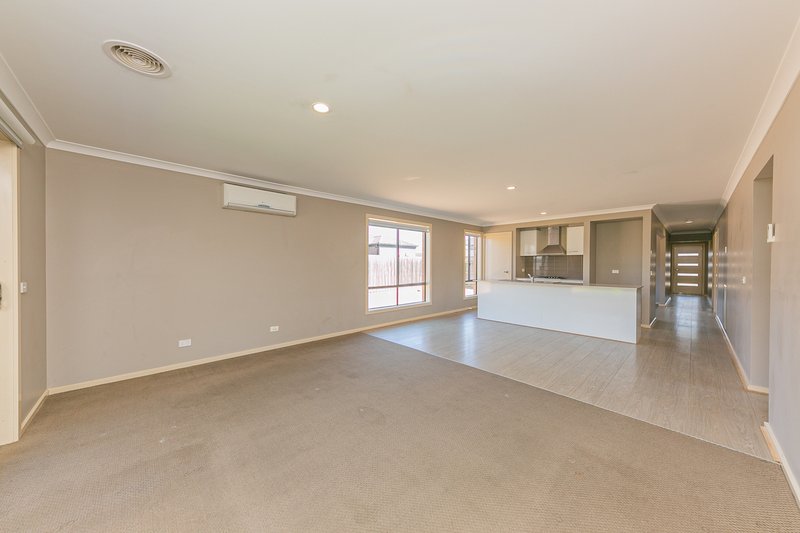 Photo - 12 Parklink Drive, Cranbourne East VIC 3977 - Image 4