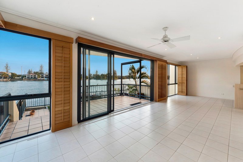 Photo - 1/2 Peninsular Drive, Surfers Paradise QLD 4217 - Image 11