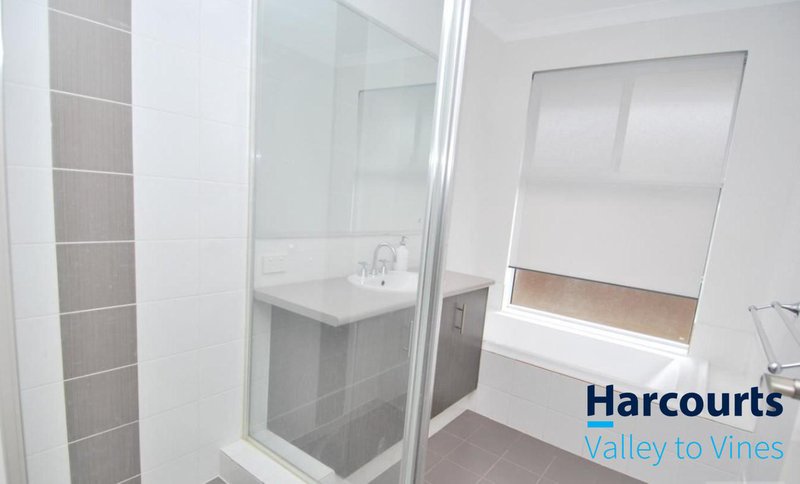 Photo - 12 Pineroo Terrace, Ellenbrook WA 6069 - Image 11
