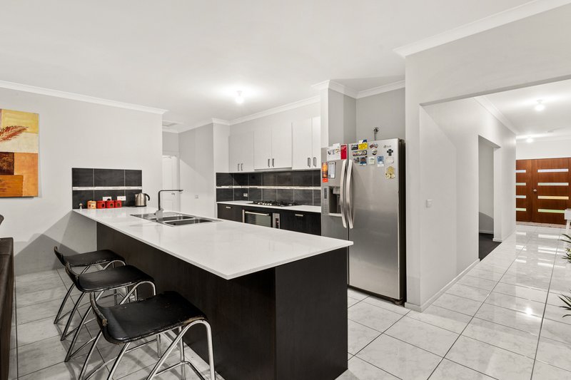 Photo - 12 Pony Court, Cranbourne East VIC 3977 - Image 4