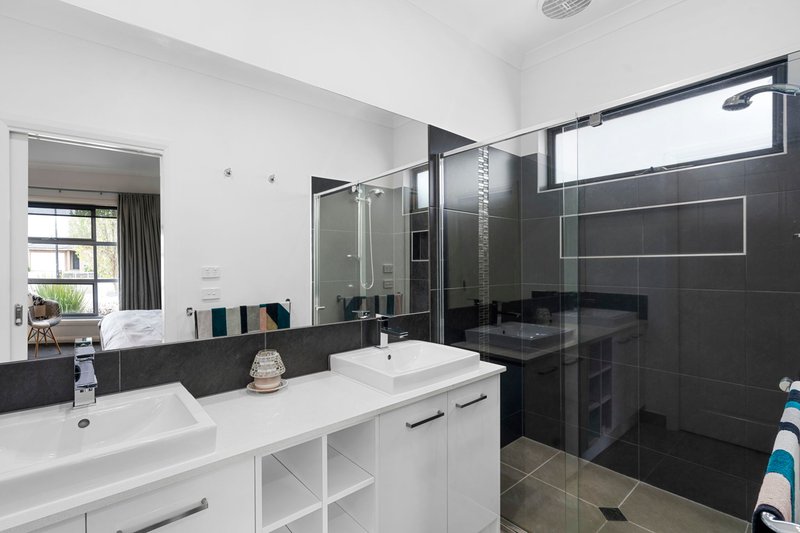 Photo - 12 Quadrant Drive, Fraser Rise VIC 3336 - Image 5