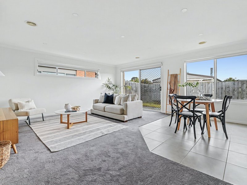 Photo - 12 Quinella Way, Pakenham VIC 3810 - Image 3