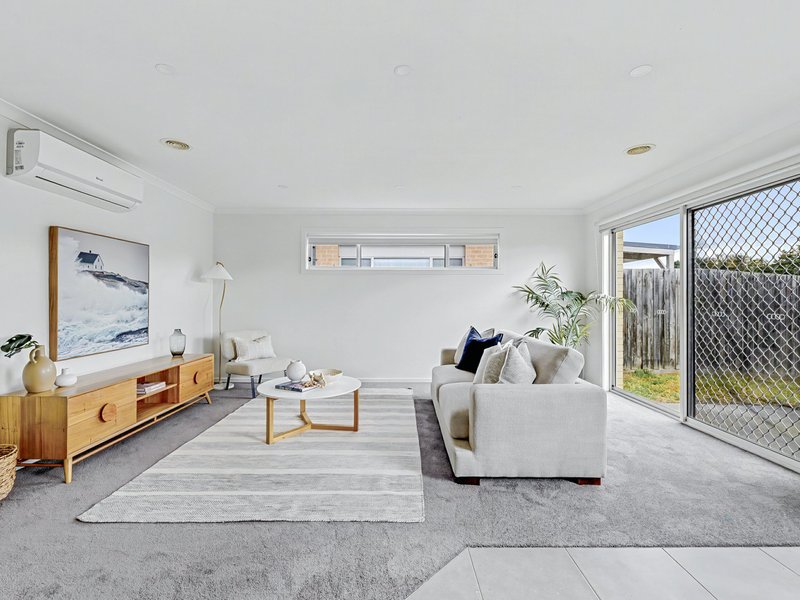 Photo - 12 Quinella Way, Pakenham VIC 3810 - Image 4
