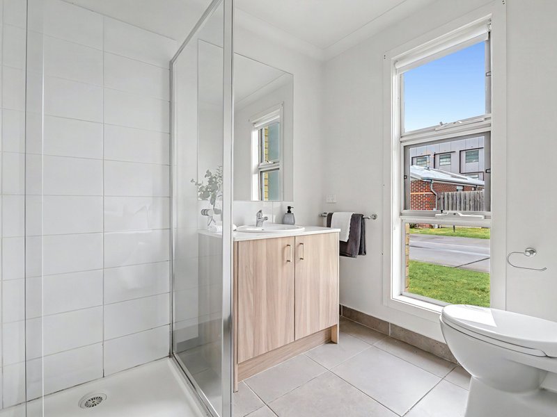 Photo - 12 Quinella Way, Pakenham VIC 3810 - Image 9