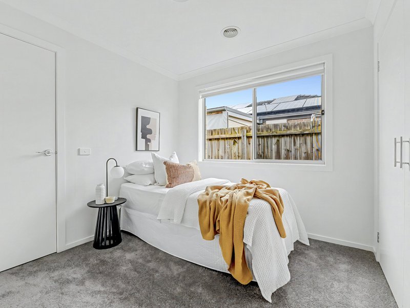 Photo - 12 Quinella Way, Pakenham VIC 3810 - Image 11