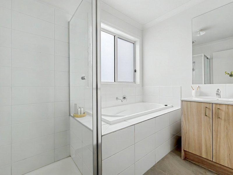 Photo - 12 Quinella Way, Pakenham VIC 3810 - Image 12