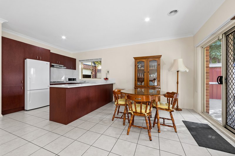 Photo - 12 Renfrey Gardens, Caroline Springs VIC 3023 - Image 4