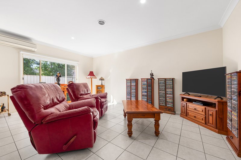 Photo - 12 Renfrey Gardens, Caroline Springs VIC 3023 - Image 5