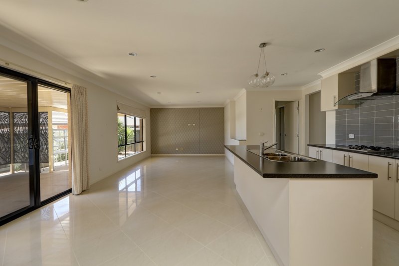 Photo - 12 Rivertown Grove, Cobram VIC 3644 - Image 5