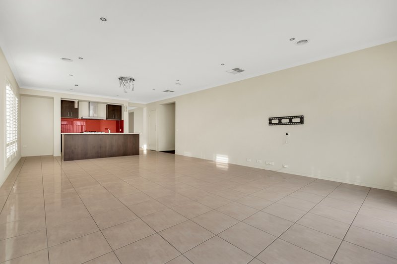 Photo - 12 Rockwall Drive, Craigieburn VIC 3064 - Image 7