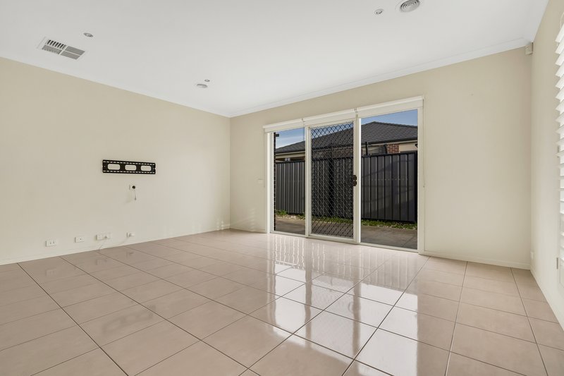 Photo - 12 Rockwall Drive, Craigieburn VIC 3064 - Image 9