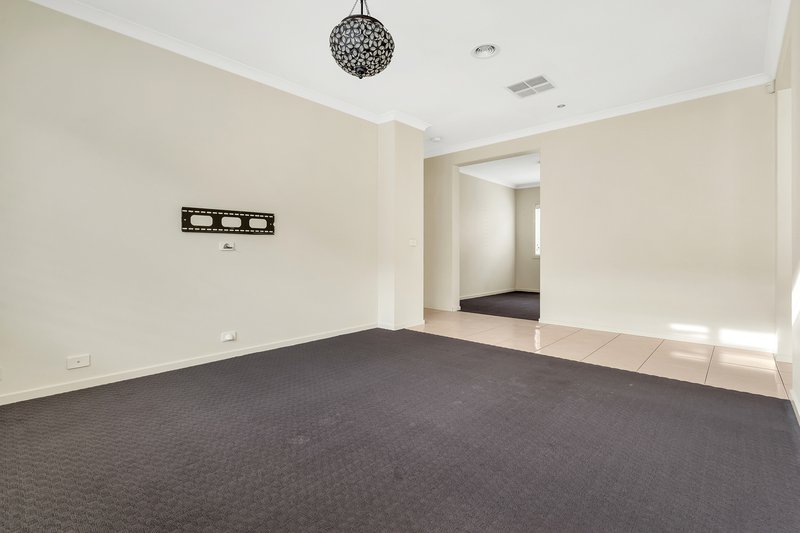 Photo - 12 Rockwall Drive, Craigieburn VIC 3064 - Image 12