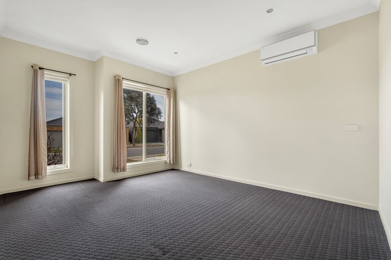 Photo - 12 Rockwall Drive, Craigieburn VIC 3064 - Image 14