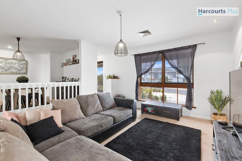 Photo - 12 Rogana Crescent, Hallett Cove SA 5158 - Image 3