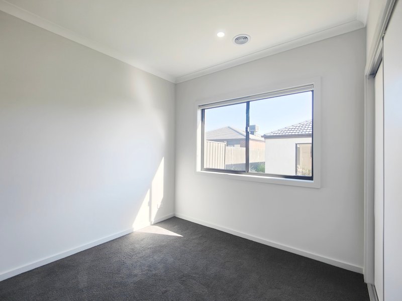 Photo - 12 Ryebank Avenue, Werribee VIC 3030 - Image 7