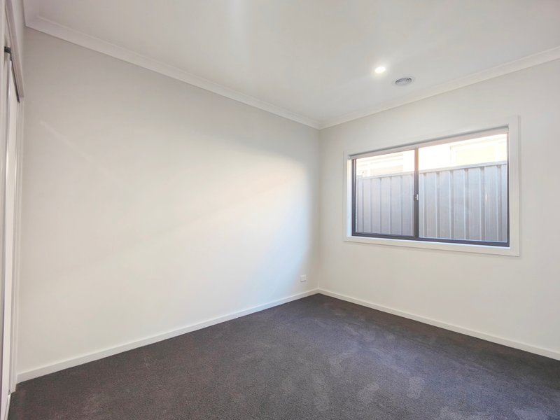 Photo - 12 Ryebank Avenue, Werribee VIC 3030 - Image 10