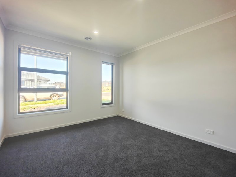 Photo - 12 Ryebank Avenue, Werribee VIC 3030 - Image 15