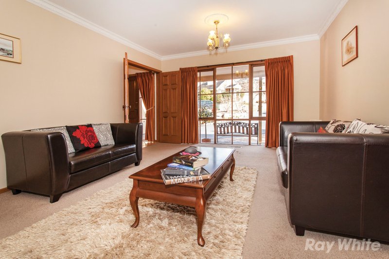 Photo - 12 Rythdale Court, Glen Waverley VIC 3150 - Image 2