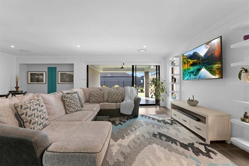 Photo - 12 Sandy Bay Avenue, Haywards Bay NSW 2530 - Image 4