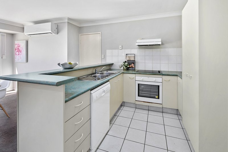 Photo - 12 School Road, Wynnum West QLD 4178 - Image 8