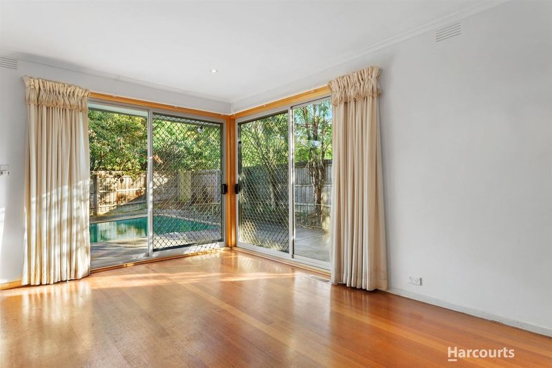 Photo - 12 Snowden Drive, Glen Waverley VIC 3150 - Image 4