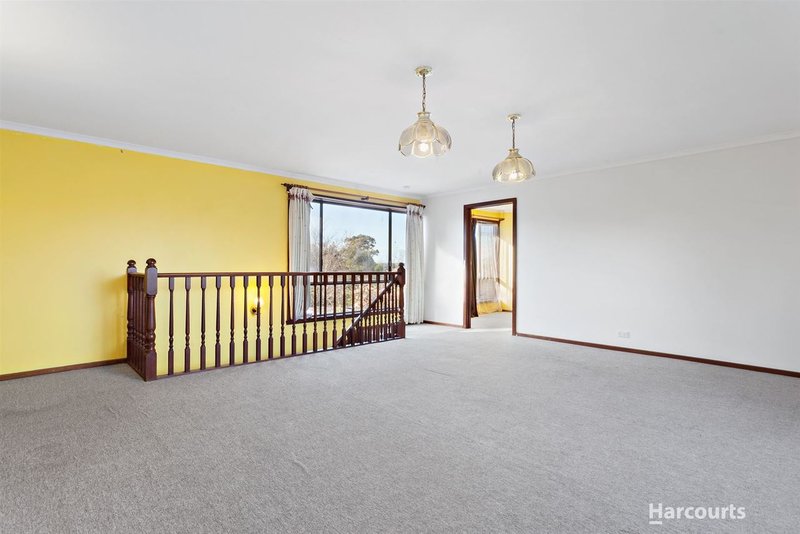 Photo - 12 Snowden Drive, Glen Waverley VIC 3150 - Image 6