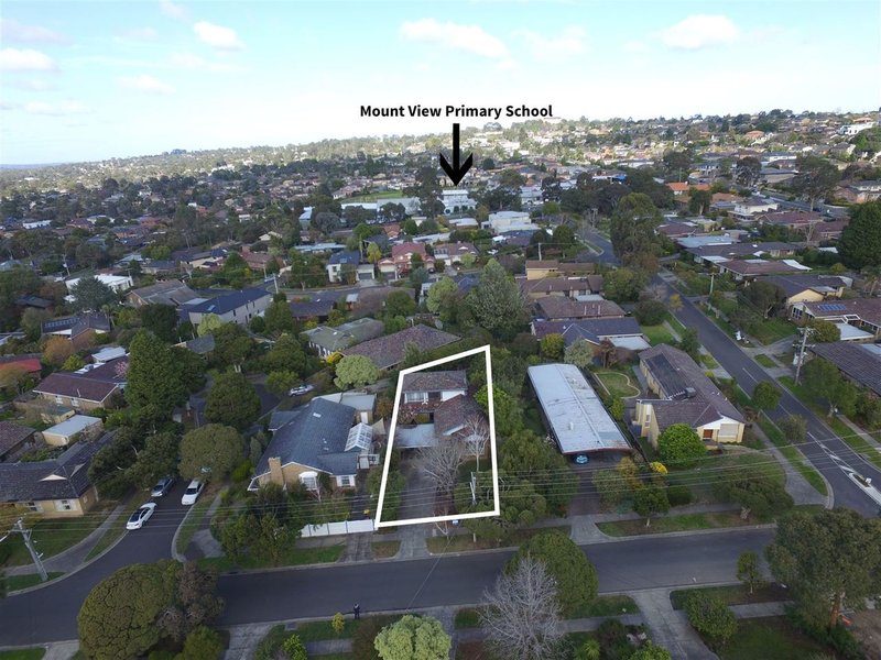 Photo - 12 Snowden Drive, Glen Waverley VIC 3150 - Image 12