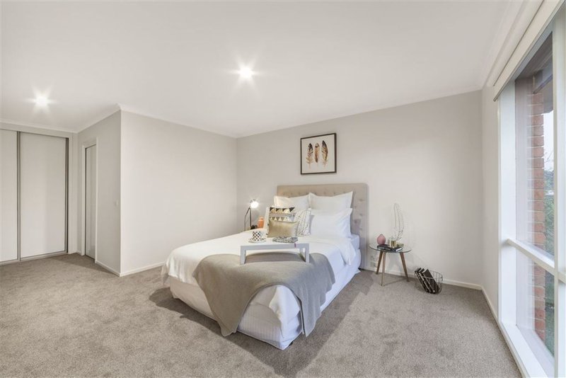 Photo - 12 Somes Street, Wantirna South VIC 3152 - Image 5