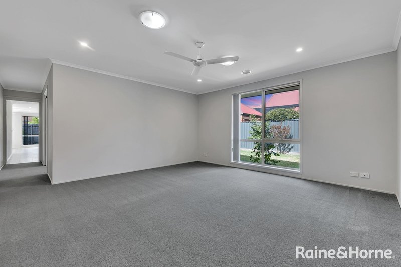 Photo - 12 Spinningdale Close, Seabrook VIC 3028 - Image 2