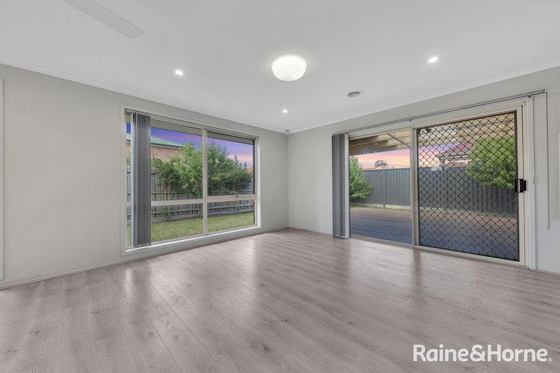 Photo - 12 Spinningdale Close, Seabrook VIC 3028 - Image 7