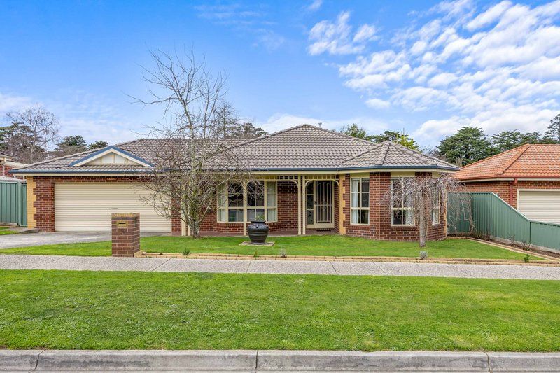 12 St Robbins Avenue, Lake Gardens VIC 3355