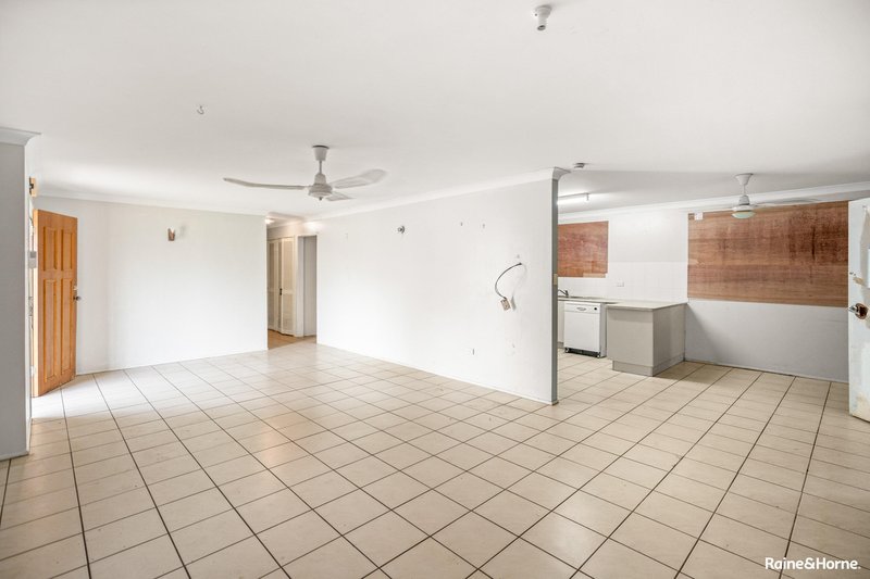 Photo - 12 Stewart Street, Urangan QLD 4655 - Image 2