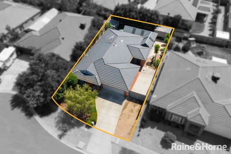 Photo - 12 Sweep Court, Sunbury VIC 3429 - Image 2