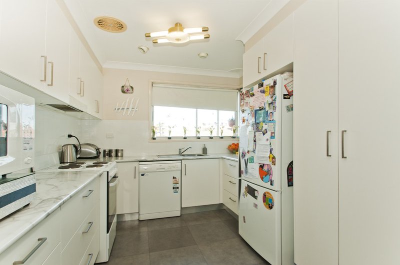 Photo - 12 Tait Avenue, Kanahooka NSW 2530 - Image 6