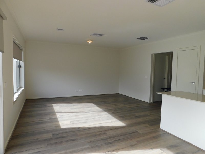 Photo - 12 Tallulah Avenue, Doreen VIC 3754 - Image 7