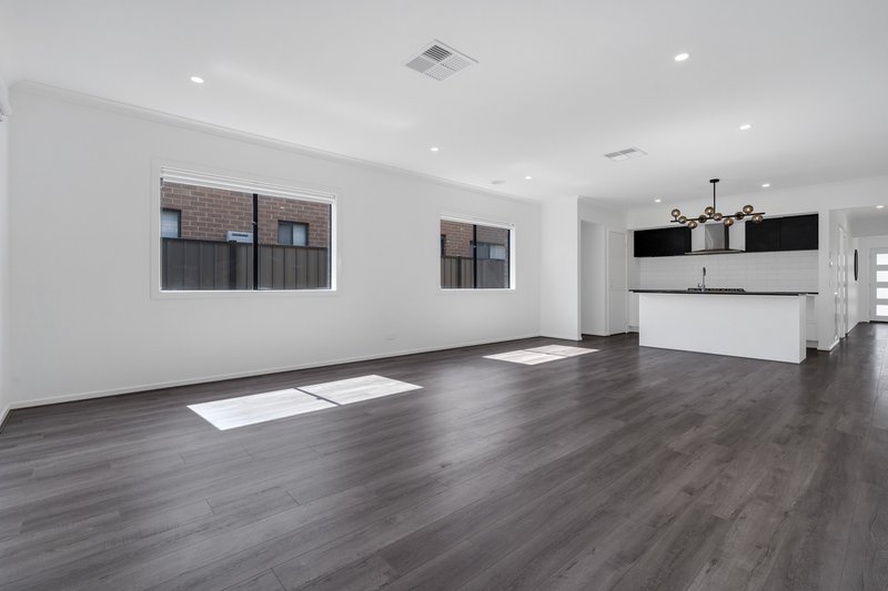 Photo - 12 Thunder Drive, Kalkallo VIC 3064 - Image 4