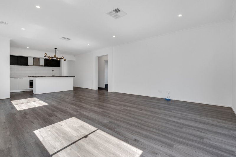 Photo - 12 Thunder Drive, Kalkallo VIC 3064 - Image 6