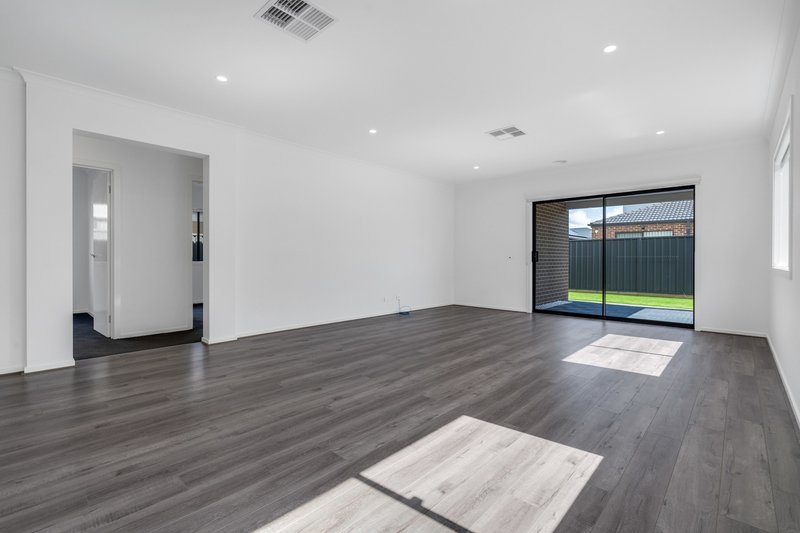 Photo - 12 Thunder Drive, Kalkallo VIC 3064 - Image 7