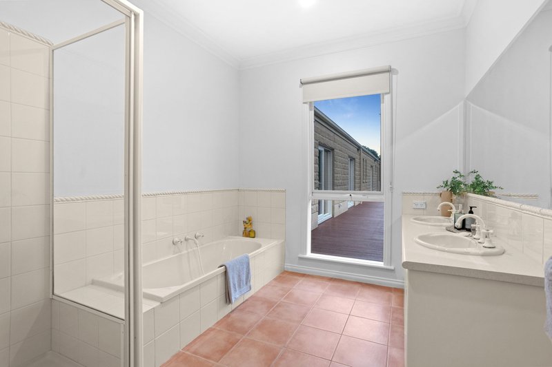 Photo - 12 Timarron Court, Langwarrin VIC 3910 - Image 24